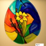 Pisanka z żonkilem i baziami Szkło gładkie Wymiary 13 cm x 8 cm