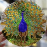 Żółto Zielono Niebieski Paw na szkle fusingowym - Witraż malowany Doroty Brewczyńskiej