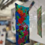 Czerwony KwiataStylizowane kwiaty Clematis Szkło fusingowe Prostokąt falisty Wymiary 27 cm x 13 cmy Clematis na niebieskim tle - Witraż Malowany Doroty Brewczyńskiej