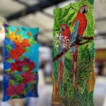 Czerwone Papugi na zielonym tle, na drugim planie kwiaty Clematis - Witraże Malowane Doroty Brewczyńskiej