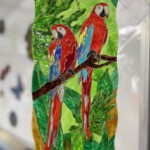 Czerwone Papugi na zielonym tle - Witraż Malowany Doroty Brewczyńskiej