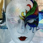 Maska niepowtarzalny wzór Szkło fusingowe Wersja na podstawce Wysokość 20 cm